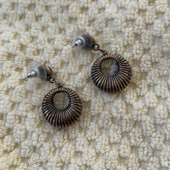 Beautiful purple 3/4 in earrings - Picture 2 of 2